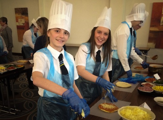 Kids making pizza